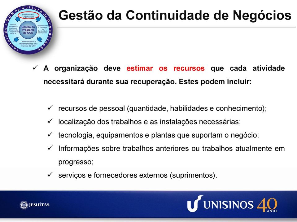 Estes podem incluir: recursos de pessoal (quantidade, habilidades e conhecimento); localização dos trabalhos e