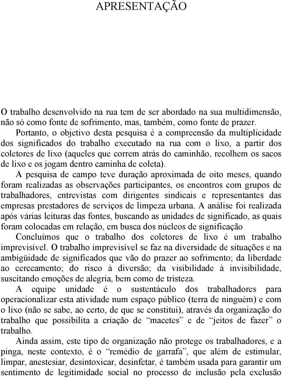 recolhem os sacos de lixo e os jogam dentro caminha de coleta).