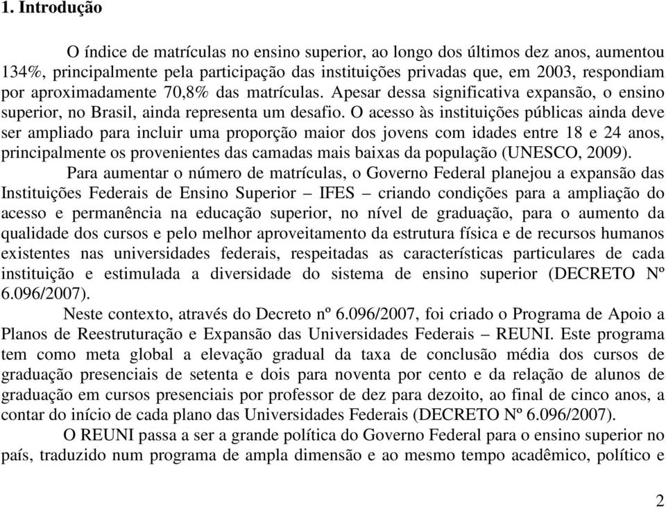 O acesso às instituições públicas ainda deve ser ampliado para incluir uma proporção maior dos jovens com idades entre 18 e 24 anos, principalmente os provenientes das camadas mais baixas da