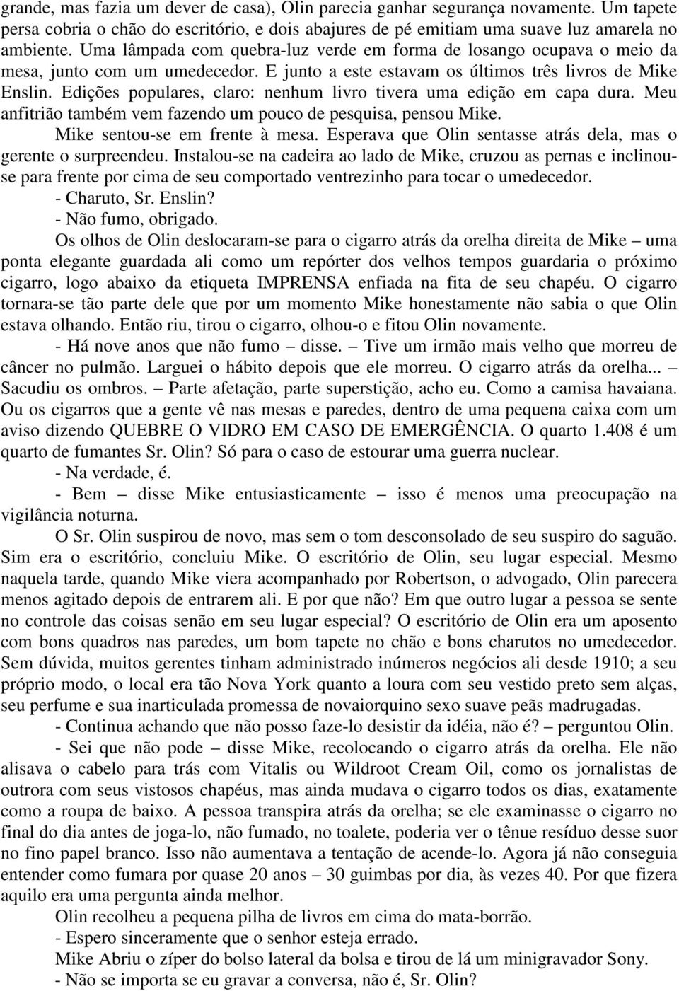 Edições populares, claro: nenhum livro tivera uma edição em capa dura. Meu anfitrião também vem fazendo um pouco de pesquisa, pensou Mike. Mike sentou-se em frente à mesa.