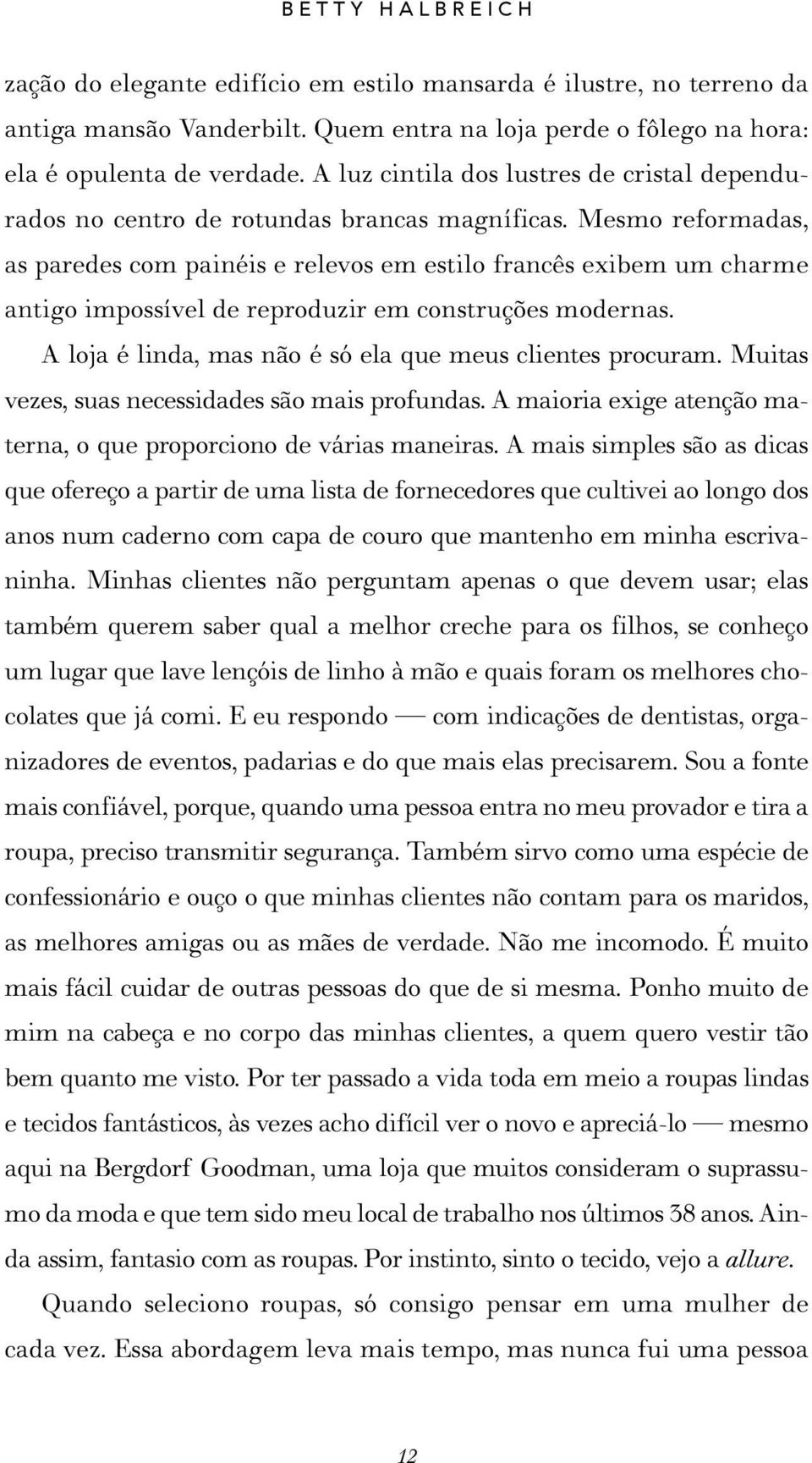 Mesmo reformadas, as paredes com painéis e relevos em estilo francês exibem um charme antigo impossível de reproduzir em construções modernas.