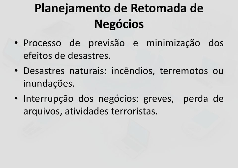 Desastres naturais: incêndios, terremotos ou inundações.