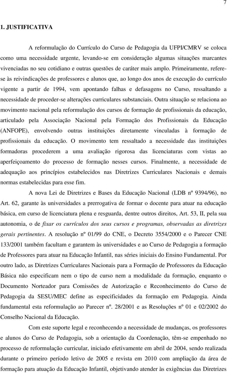 Primeiramente, referese às reivindicações de professores e alunos que, ao longo dos anos de execução do currículo vigente a partir de 1994, vem apontando falhas e defasagens no Curso, ressaltando a