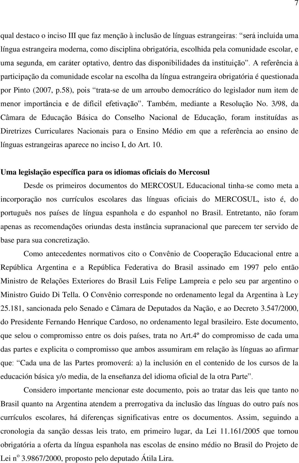 A referência à participação da comunidade escolar na escolha da língua estrangeira obrigatória é questionada por Pinto (2007, p.