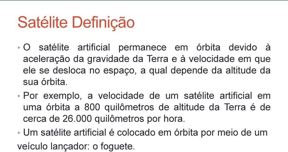 Por exemplo, a velocidade de um satélite artificial em uma órbita a 800 quilômetros de altitude da Terra é