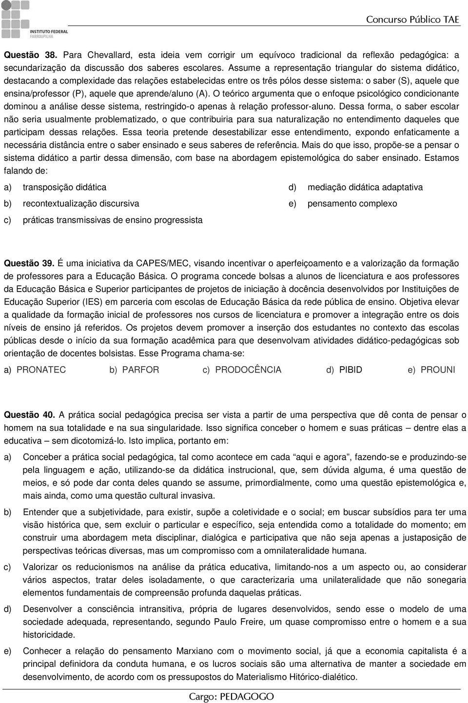 aprende/aluno (A). O teórico argumenta que o enfoque psicológico condicionante dominou a análise desse sistema, restringido-o apenas à relação professor-aluno.