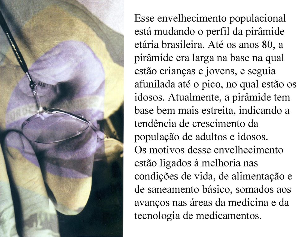 Atualmente, a pirâmide tem base bem mais estreita, indicando a tendência de crescimento da população de adultos e idosos.