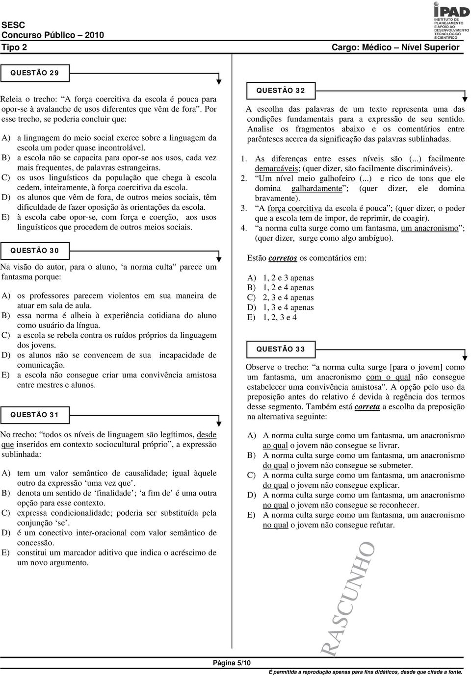 B) a escola não se capacita para opor-se aos usos, cada vez mais frequentes, de palavras estrangeiras.