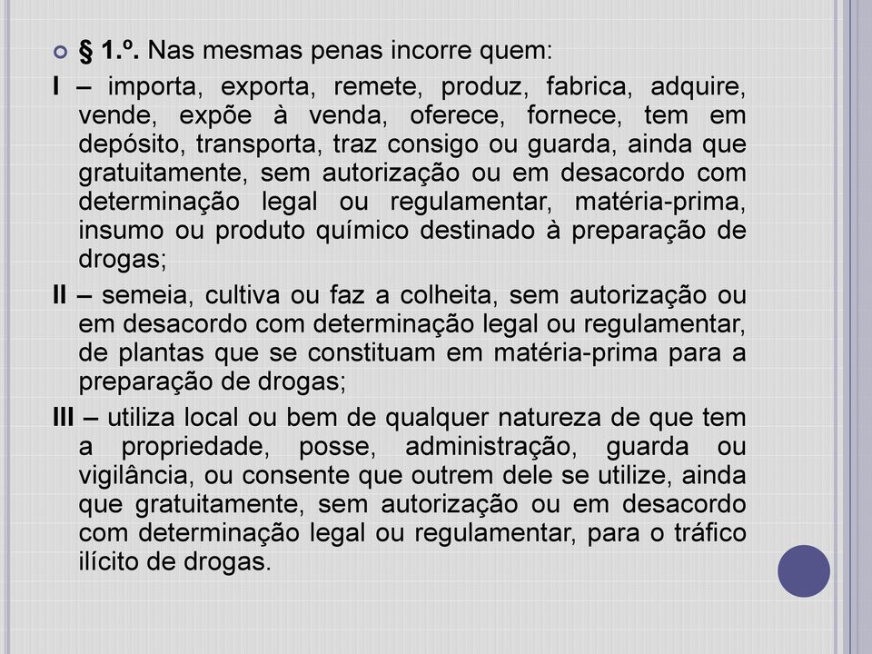 sem autorização ou em desacordo com determinação legal ou regulamentar, de plantas que se constituam em matéria-prima para a preparação de drogas; III utiliza local ou bem de qualquer natureza de que