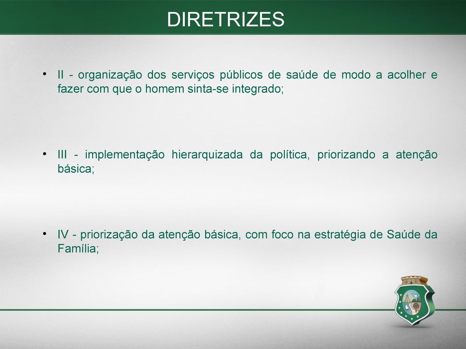 implementação hierarquizada da política, priorizando a atenção