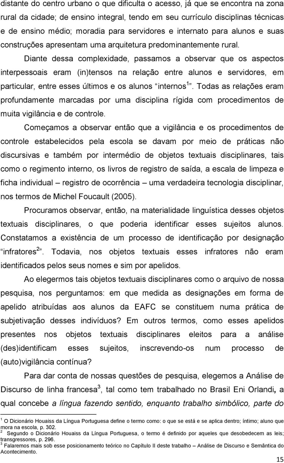 Diante dessa complexidade, passamos a observar que os aspectos interpessoais eram (in)tensos na relação entre alunos e servidores, em particular, entre esses últimos e os alunos internos 1.