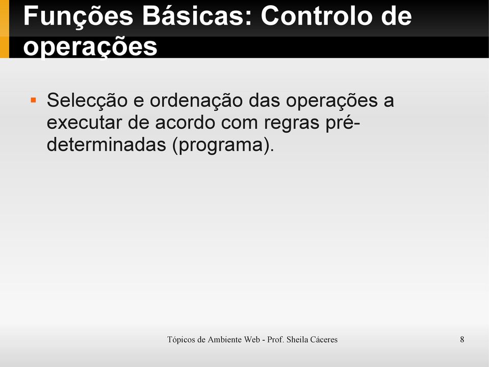 de acordo com regras prédeterminadas