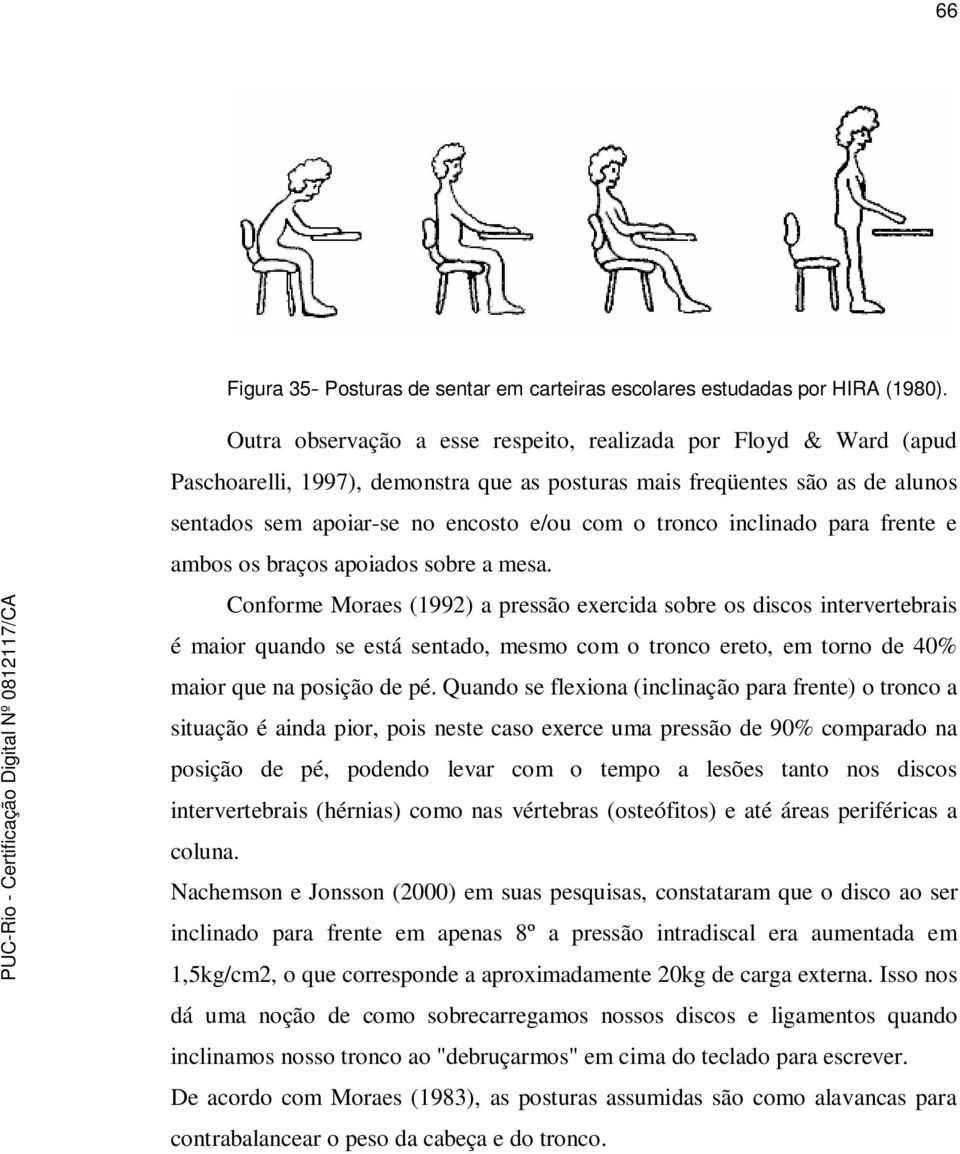 inclinado para frente e ambos os braços apoiados sobre a mesa.