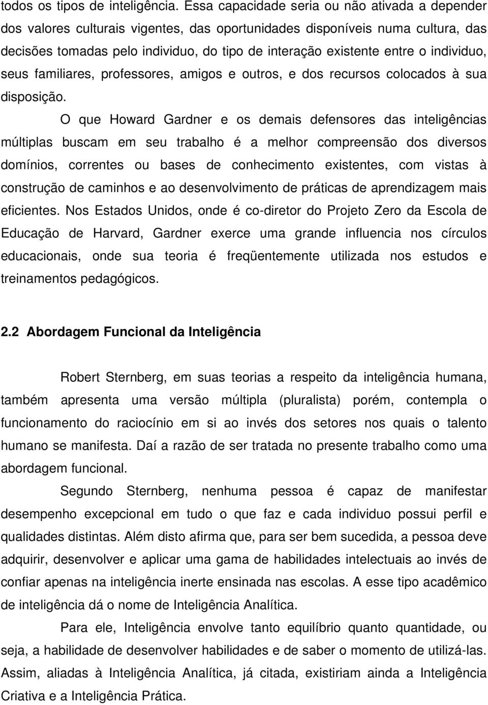 individuo, seus familiares, professores, amigos e outros, e dos recursos colocados à sua disposição.