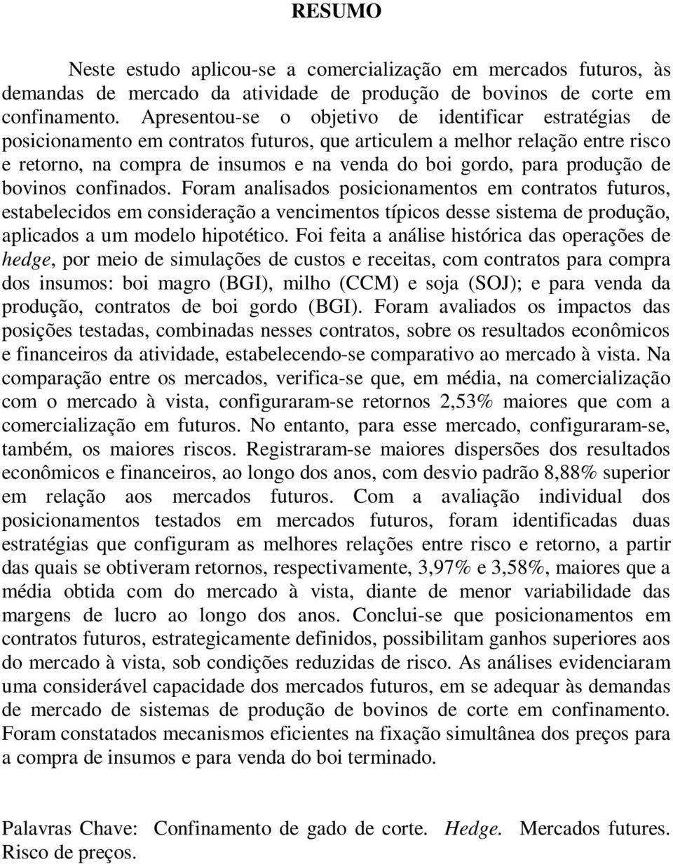 produção de bovinos confinados. Foram analisados posicionamentos em contratos futuros, estabelecidos em consideração a vencimentos típicos desse sistema de produção, aplicados a um modelo hipotético.