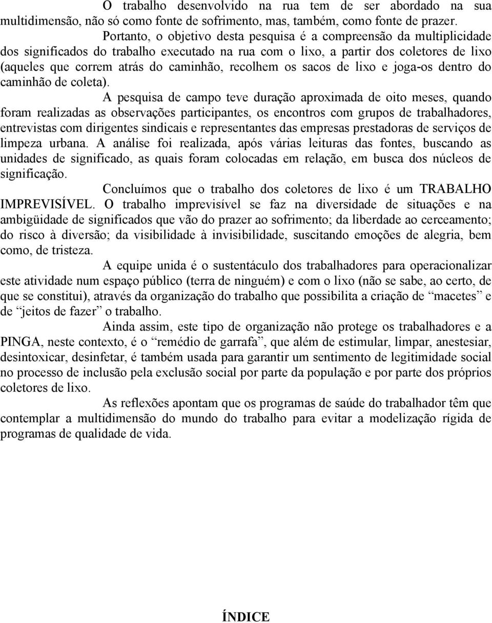 recolhem os sacos de lixo e joga-os dentro do caminhão de coleta).