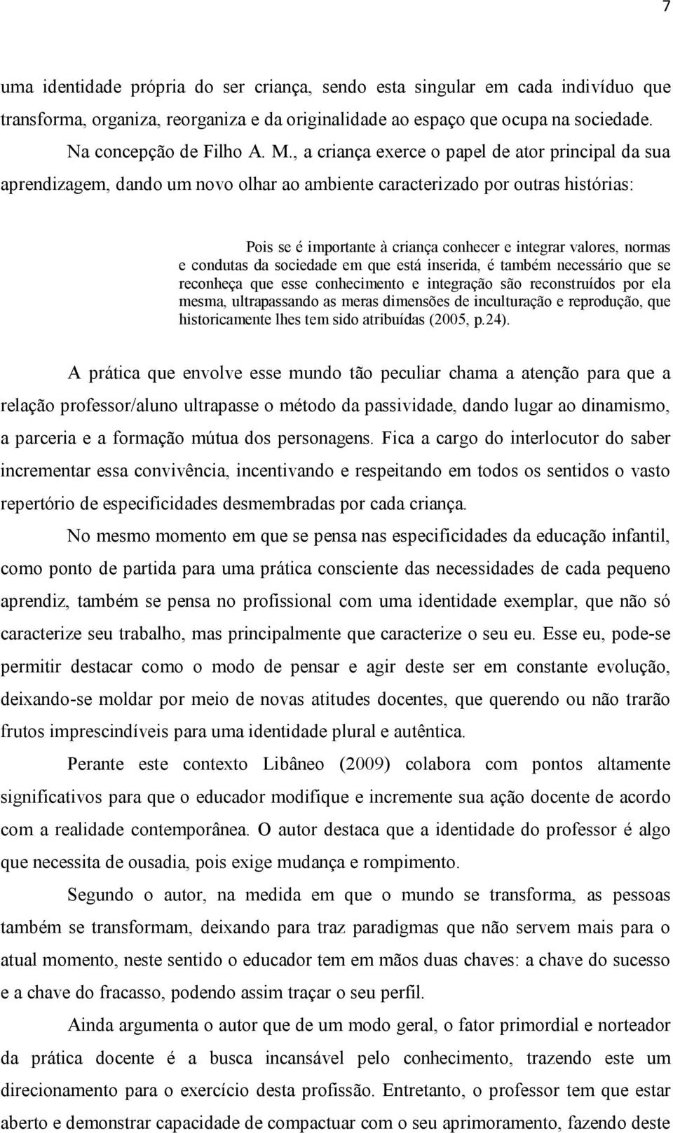 normas e condutas da sociedade em que está inserida, é também necessário que se reconheça que esse conhecimento e integração são reconstruídos por ela mesma, ultrapassando as meras dimensões de