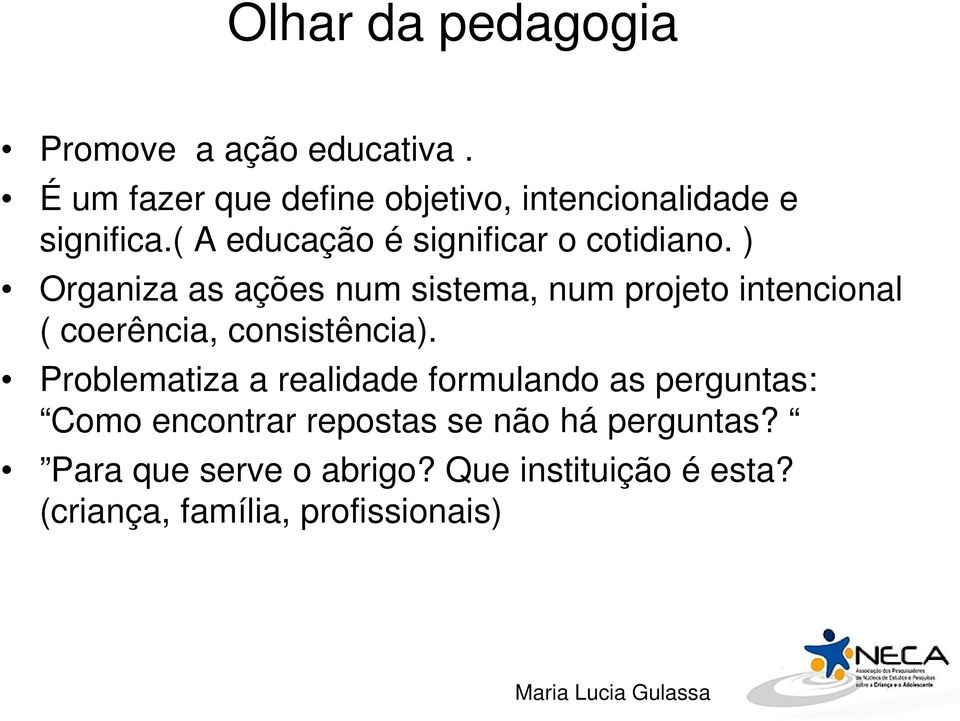 ) Organiza as ações num sistema, num projeto intencional ( coerência, consistência).