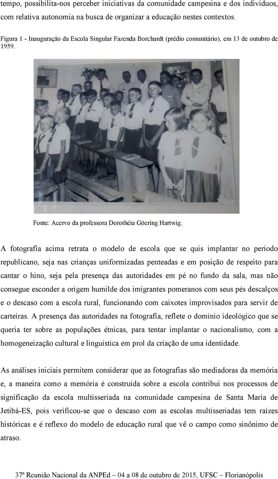A fotografia acima retrata o modelo de escola que se quis implantar no período republicano, seja nas crianças uniformizadas penteadas e em posição de respeito para cantar o hino, seja pela presença