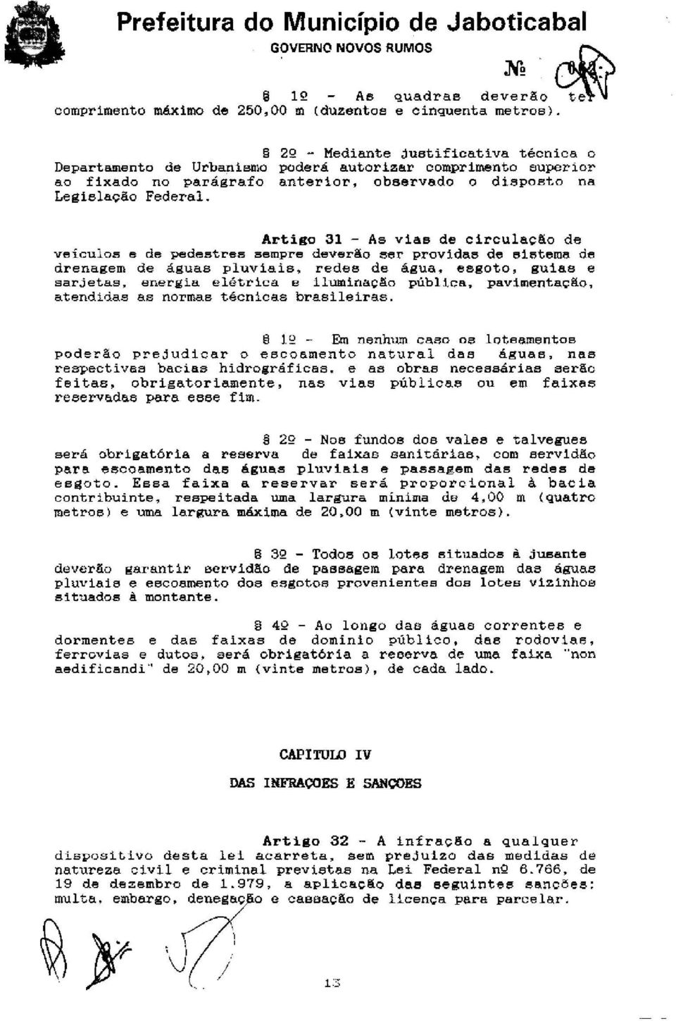 Artigo 31 - As viae de circulação de veiculos e de pedestres sempre deverão ser providas de sistema de drenagem de águas pluviais, redes de água, esgoto, guias e sarjetas, energia elétrica e