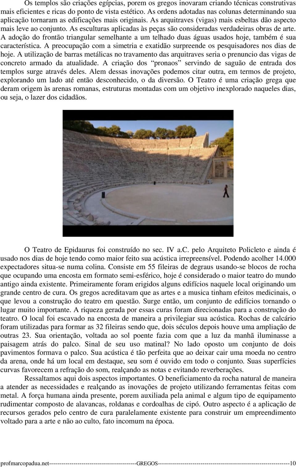 As esculturas aplicadas às peças são consideradas verdadeiras obras de arte. A adoção do frontão triangular semelhante a um telhado duas águas usados hoje, também é sua característica.