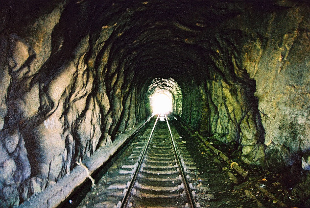 Alargamento Túnel José Menino Santos Gabarito de projeto para VLT a. Alargamento do túnel existente sem necessidade de execução de novo túnel b.