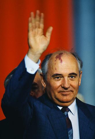 * Mikhail Gorbatchev (1985-91) - Perestroika (reconstrução) - Glasnost (transparência) - 1989: queda do muro de Berlim - 1991: fim do Pacto de