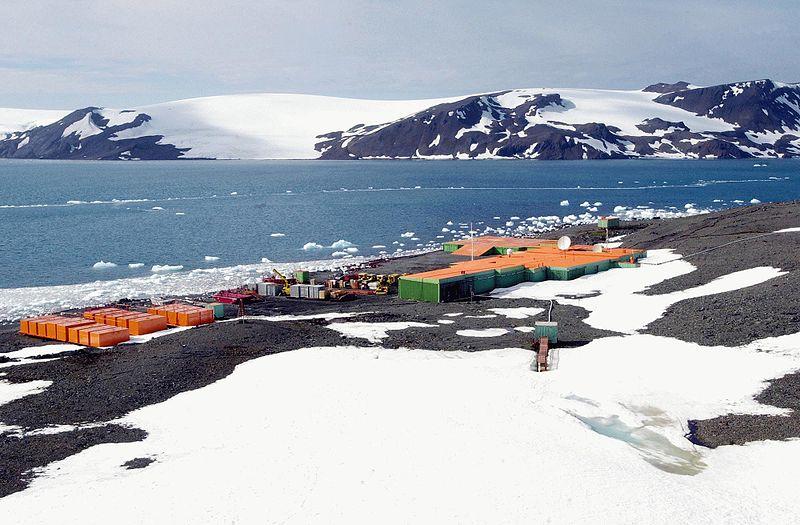 ANTÁRTIDA A Antártida se localiza na sua maior parte ao Sul da linha do Círculo Polar Antártico, no Pólo Sul.