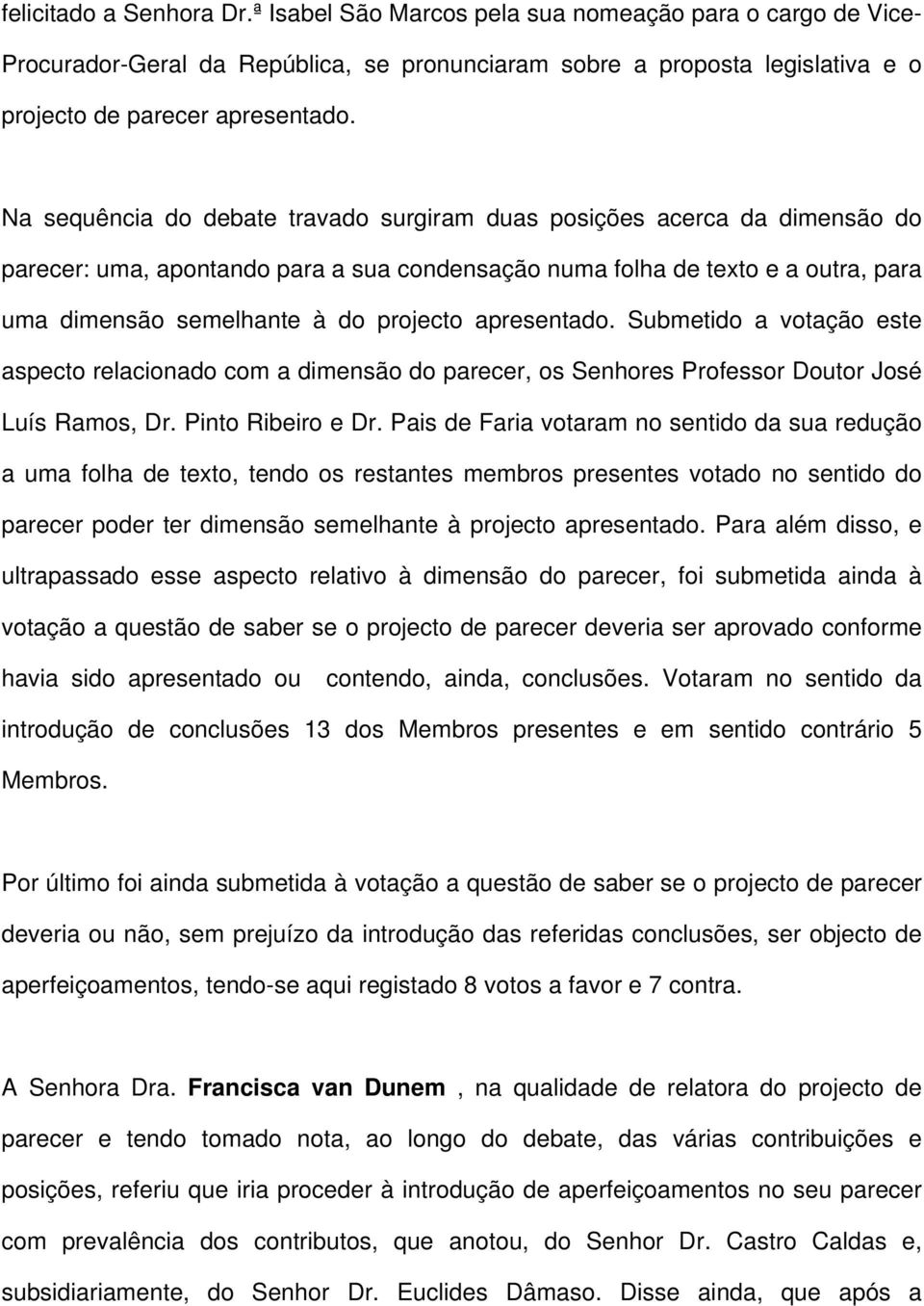 apresentado. Submetido a votação este aspecto relacionado com a dimensão do parecer, os Senhores Professor Doutor José Luís Ramos, Dr. Pinto Ribeiro e Dr.