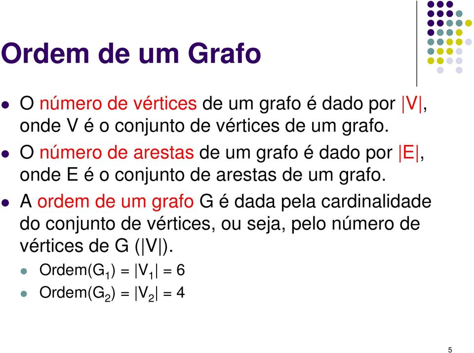 O número de arestas de um grafo é dado por E, onde E é o conjunto de arestas de um grafo.