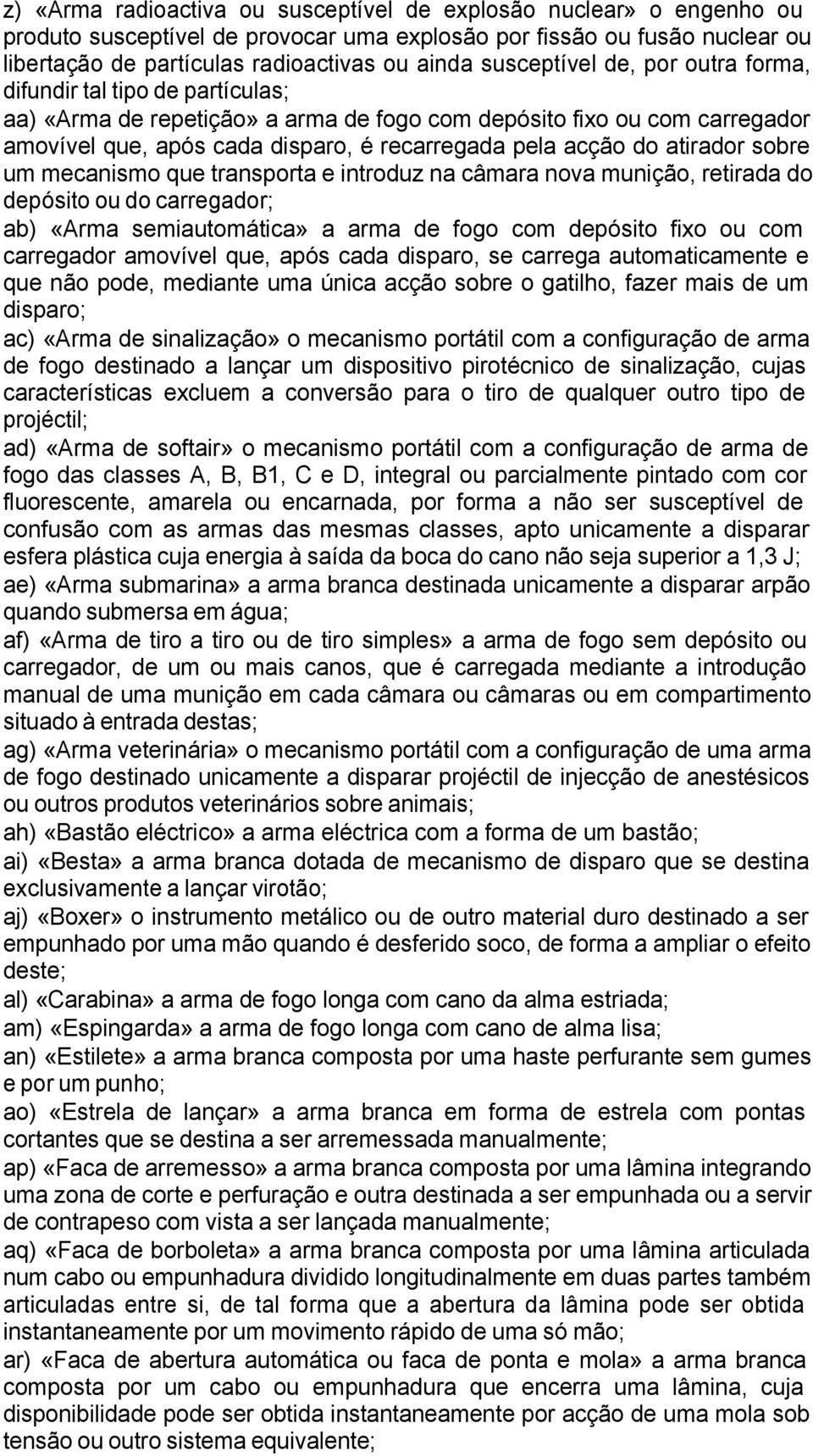 do atirador sobre um mecanismo que transporta e introduz na câmara nova munição, retirada do depósito ou do carregador; ab) «Arma semiautomática» a arma de fogo com depósito fixo ou com carregador