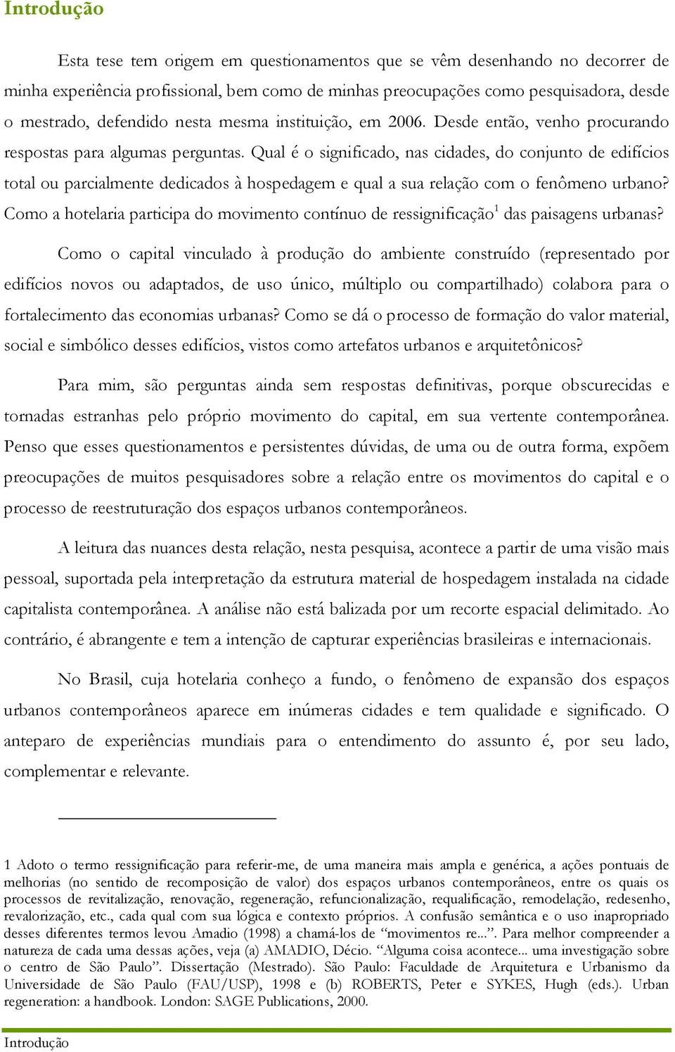 Qual é o significado, nas cidades, do conjunto de edifícios total ou parcialmente dedicados à hospedagem e qual a sua relação com o fenômeno urbano?