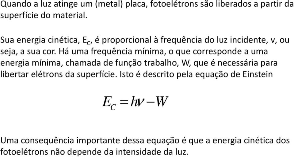 Há uma frequência mínima, o que corresponde a uma energia mínima, chamada de função trabalho, W, que é necessária para libertar