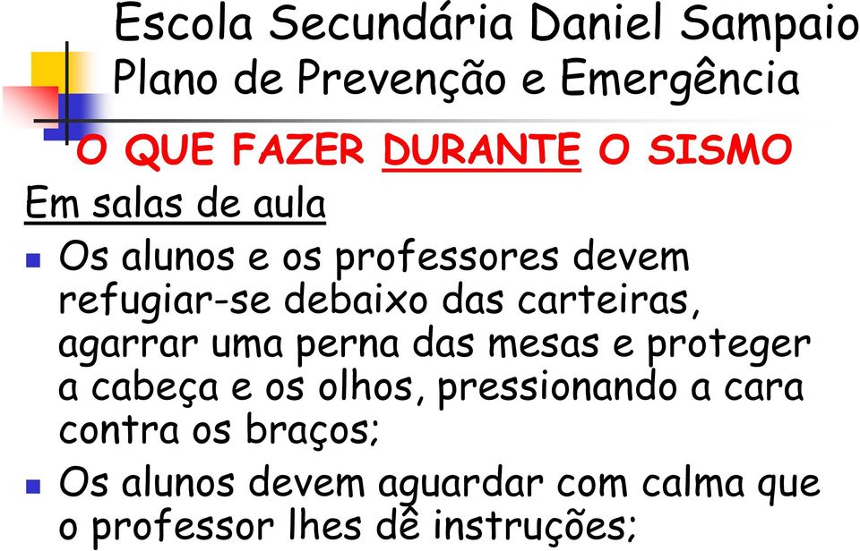 das mesas e proteger a cabeça e os olhos, pressionando a cara contra