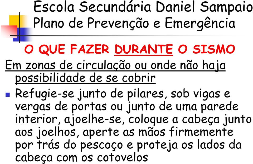 de uma parede interior, ajoelhe-se, coloque a cabeça junto aos joelhos, aperte as