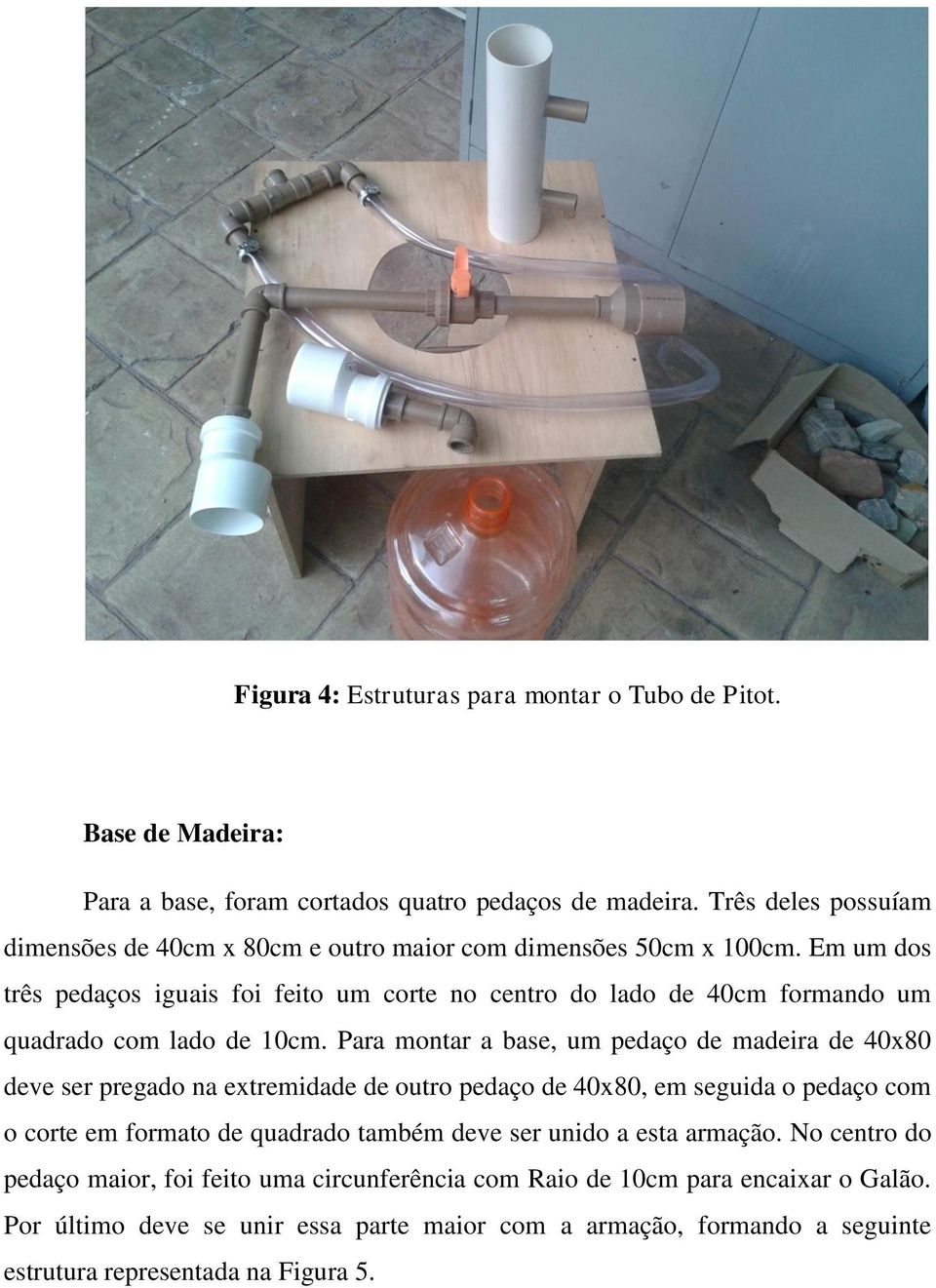 Em um dos três pedaços iguais foi feito um corte no centro do lado de 40cm formando um quadrado com lado de 10cm.