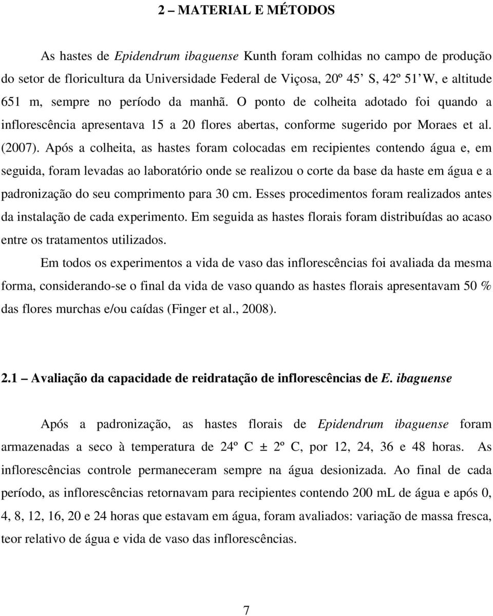 Após a colheita, as hastes foram colocadas em recipientes contendo água e, em seguida, foram levadas ao laboratório onde se realizou o corte da base da haste em água e a padronização do seu