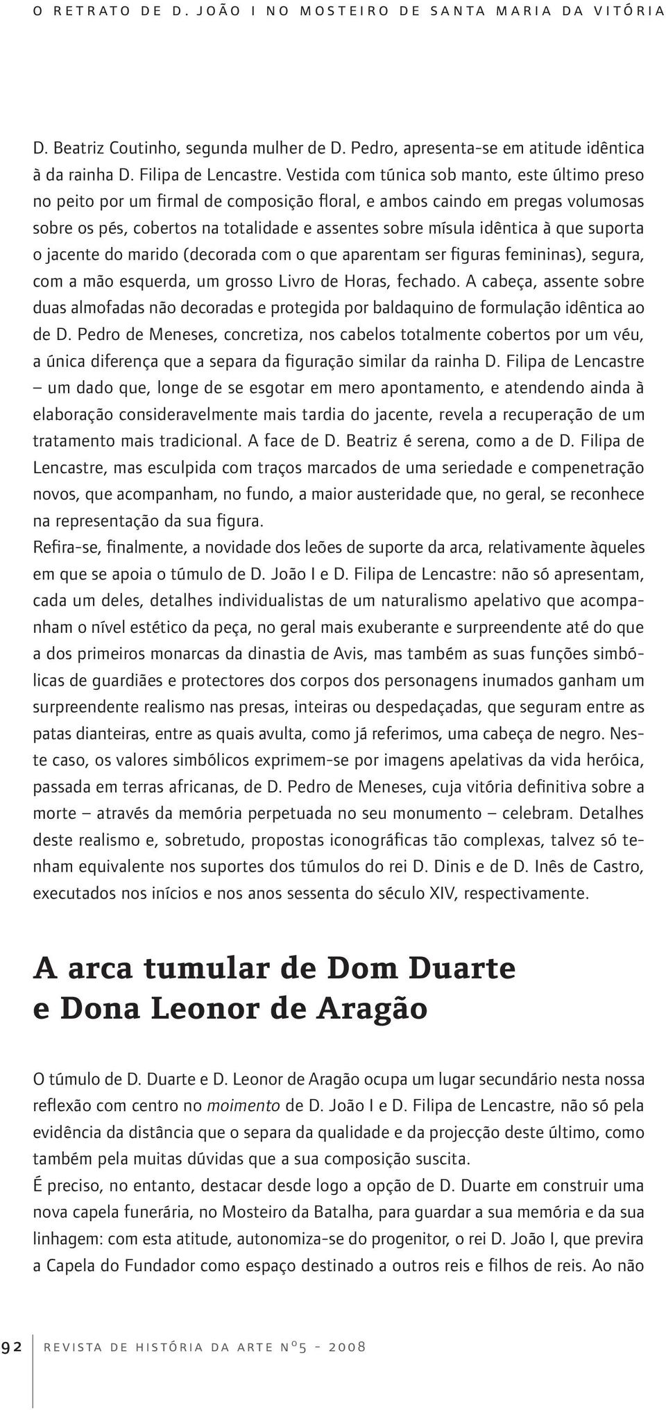 que suporta o jacente do marido (decorada com o que aparentam ser figuras femininas), segura, com a mão esquerda, um grosso Livro de Horas, fechado.