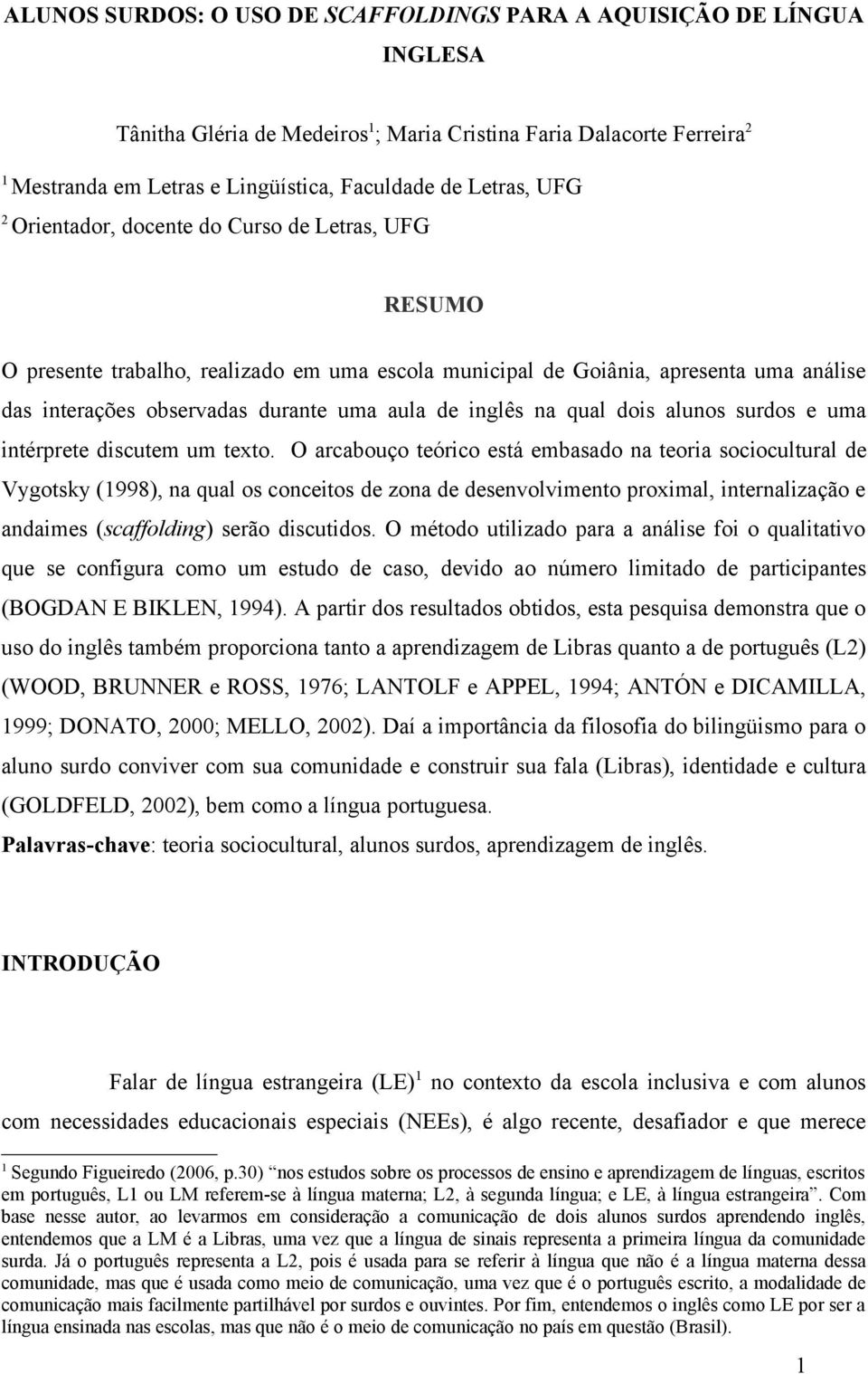 inglês na qual dois alunos surdos e uma intérprete discutem um texto.