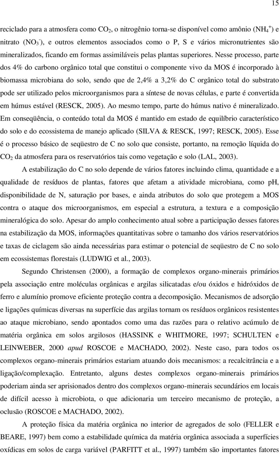 Nesse processo, parte dos 4% do carbono orgânico total que constitui o componente vivo da MOS é incorporado à biomassa microbiana do solo, sendo que de 2,4% a 3,2% do C orgânico total do substrato