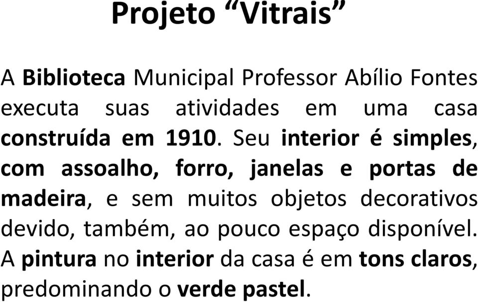 Seu interior é simples, com assoalho, forro, janelas e portas de madeira, e sem