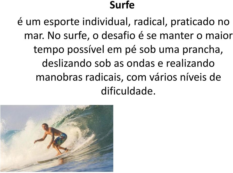 em pé sob uma prancha, deslizando sob as ondas e