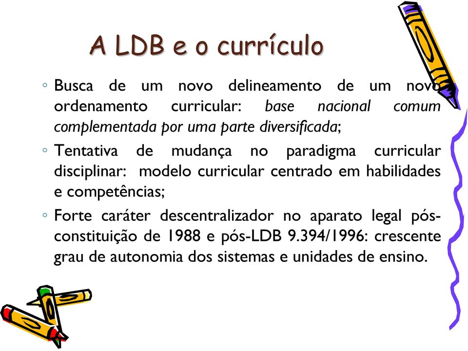 modelo curricular centrado em habilidades e competências; Forte caráter descentralizador no aparato legal