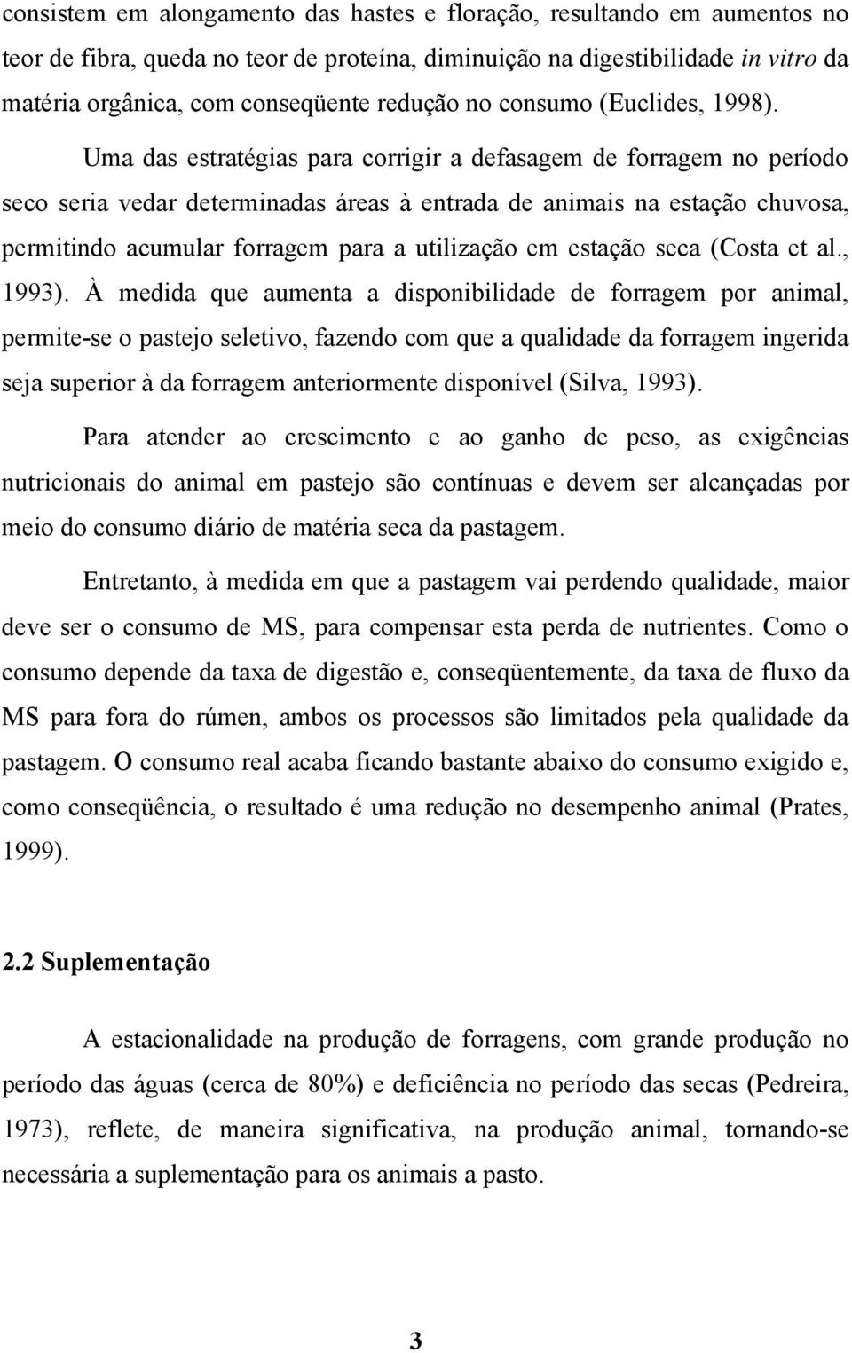 Uma das estratégias para corrigir a defasagem de forragem no período seco seria vedar determinadas áreas à entrada de animais na estação chuvosa, permitindo acumular forragem para a utilização em