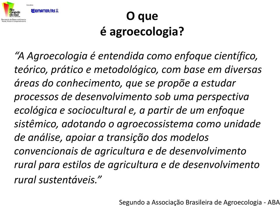 propõe a estudar processos de desenvolvimento sob uma perspectiva ecológica e sociocultural e, a partir de um enfoque sistêmico,