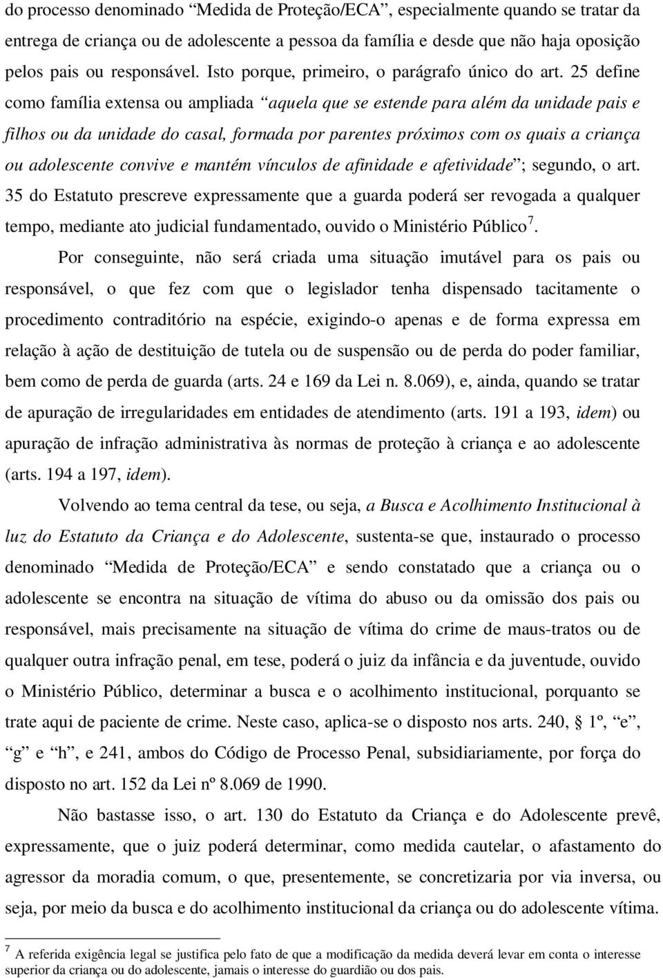 25 define como família extensa ou ampliada aquela que se estende para além da unidade pais e filhos ou da unidade do casal, formada por parentes próximos com os quais a criança ou adolescente convive