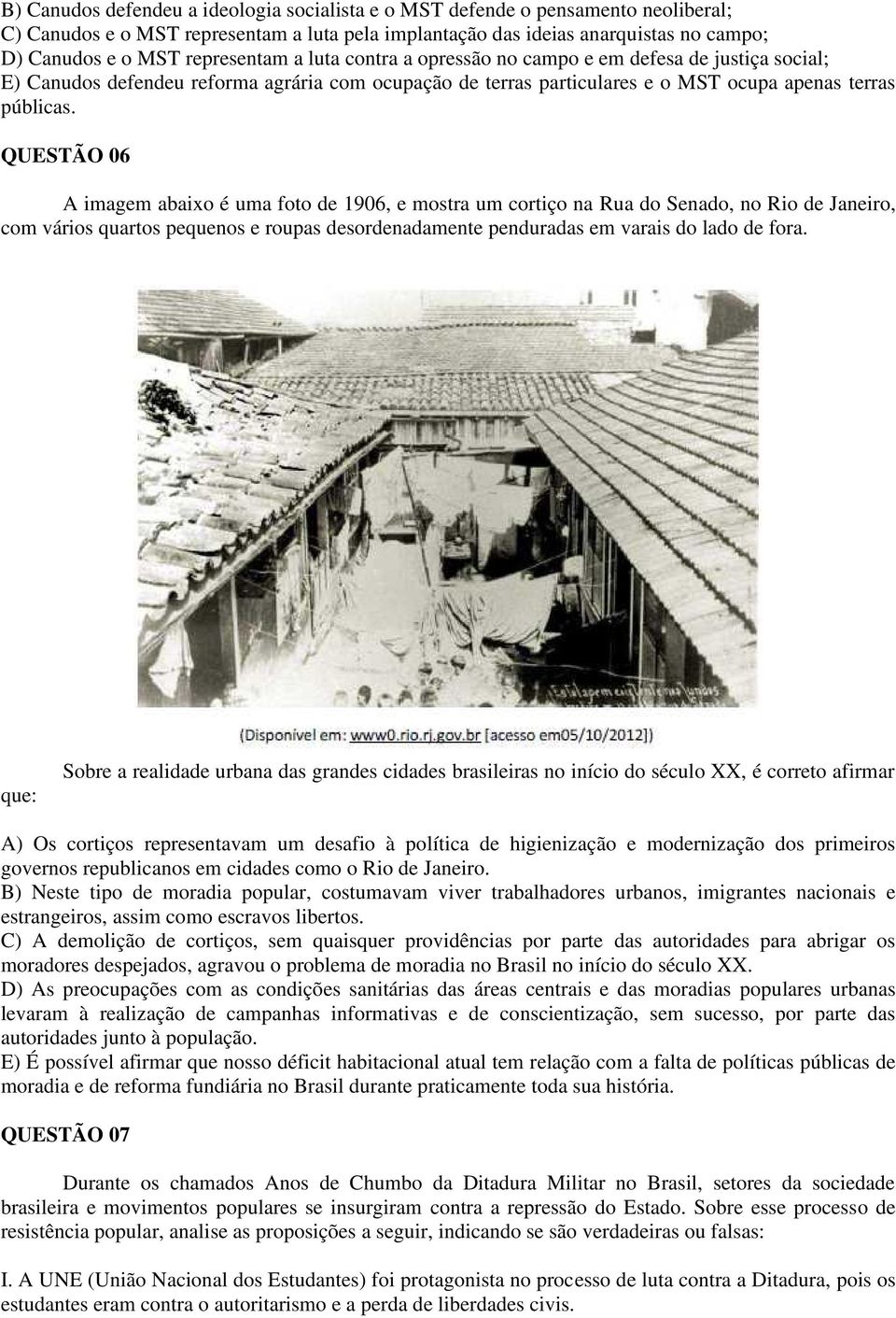 QUESTÃO 06 A imagem abaixo é uma foto de 1906, e mostra um cortiço na Rua do Senado, no Rio de Janeiro, com vários quartos pequenos e roupas desordenadamente penduradas em varais do lado de fora.