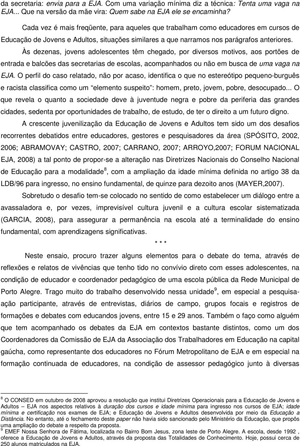 Às dezenas, jovens adolescentes têm chegado, por diversos motivos, aos portões de entrada e balcões das secretarias de escolas, acompanhados ou não em busca de uma vaga na EJA.