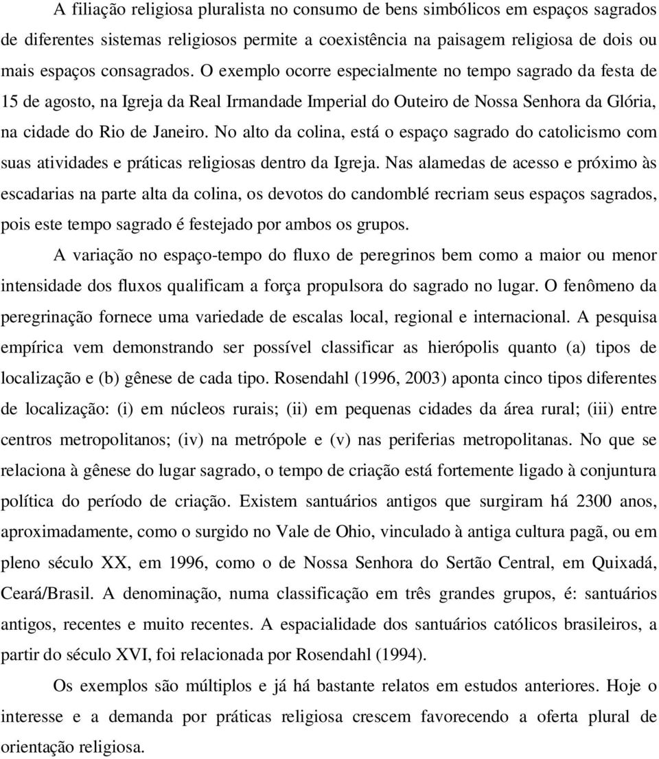 No alto da colina, está o espaço sagrado do catolicismo com suas atividades e práticas religiosas dentro da Igreja.