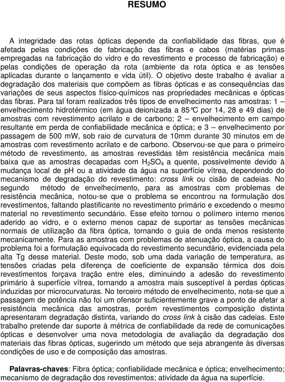 O objetivo deste trabalho é avaliar a degradação dos materiais que compõem as fibras ópticas e as consequências das variações de seus aspectos físico-químicos nas propriedades mecânicas e ópticas das